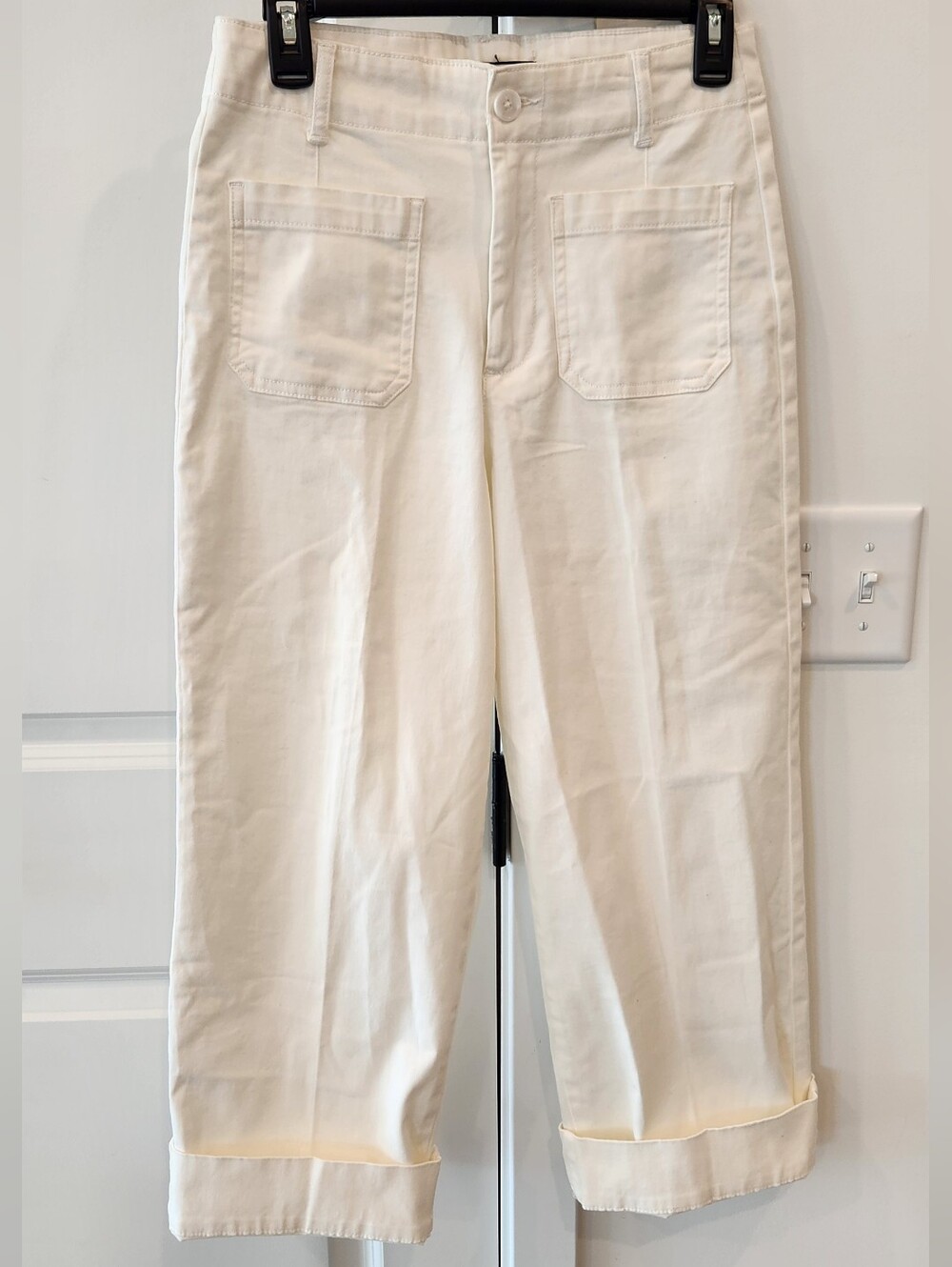 bagatelle Cream Cropped Capris with Front Patch Pockets